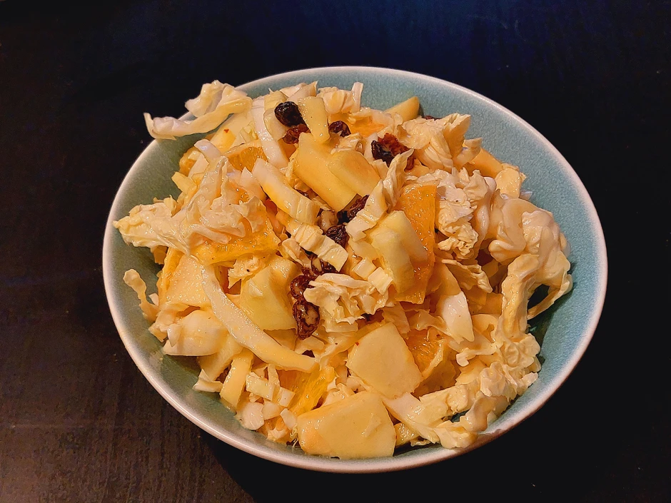 Fruchtiger Chinakohlsalat mit Orangendressing
