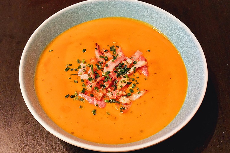 Karotten-Tomatensuppe mit Speck