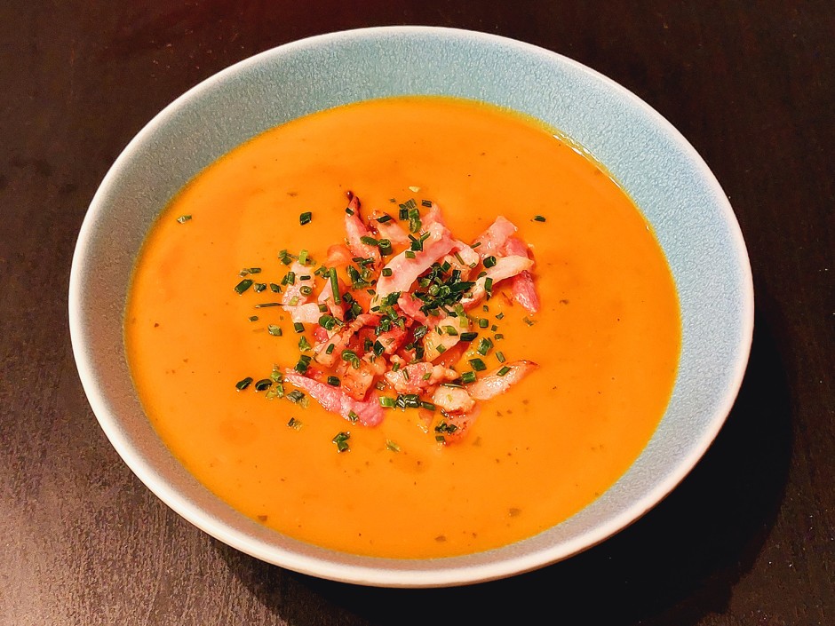 Karotten-Tomatensuppe mit Speck