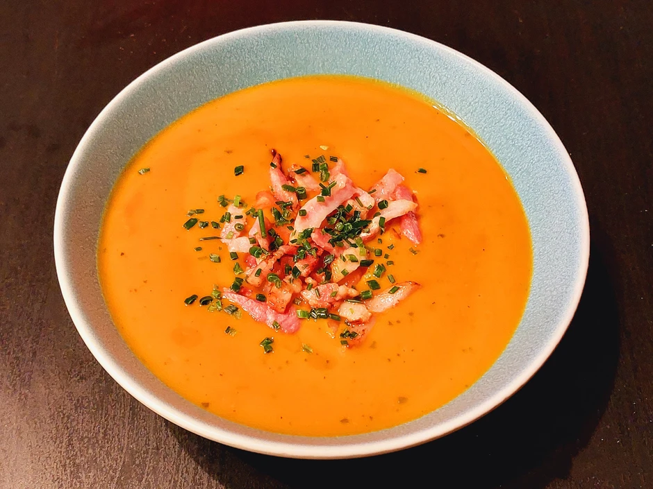 Karotten-Tomatensuppe mit Speck