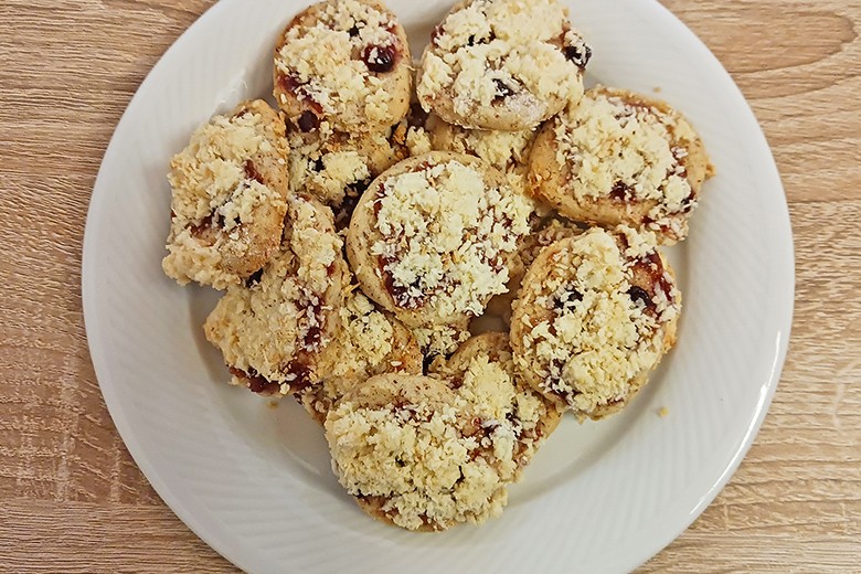 Kokosplätzchen mit Preiselbeeren