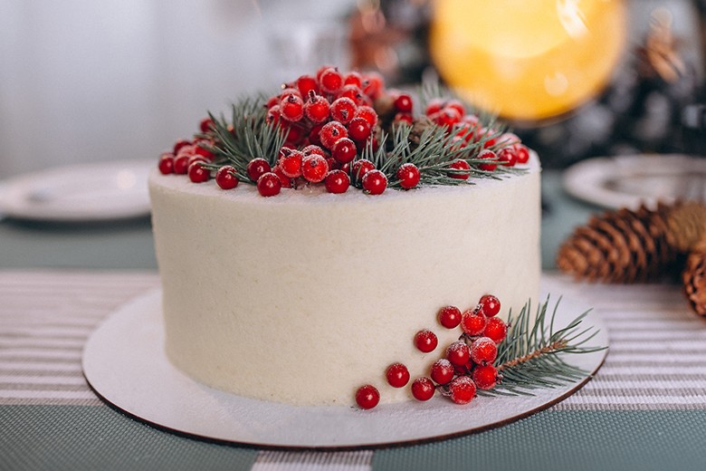 Weiße Weihnachtstorte mit Cranberries