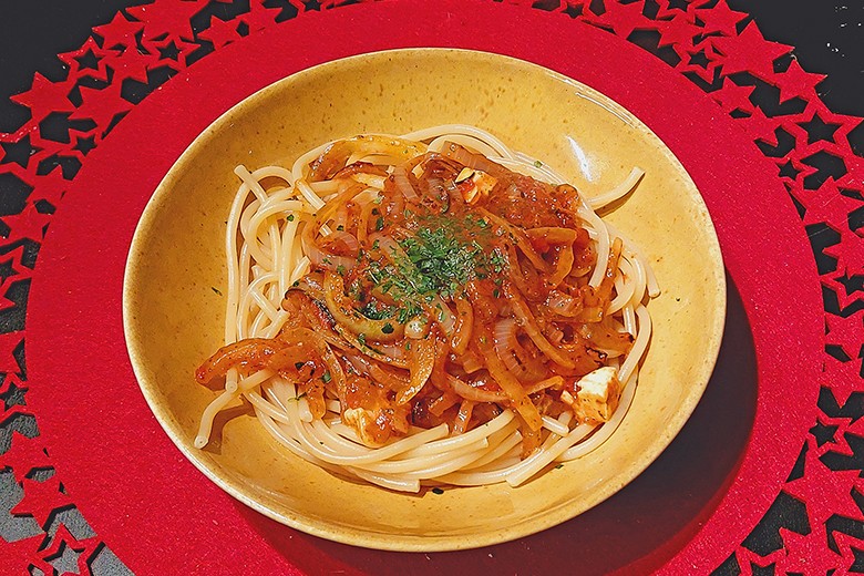 Bucatini mit Röstzwiebelsoße