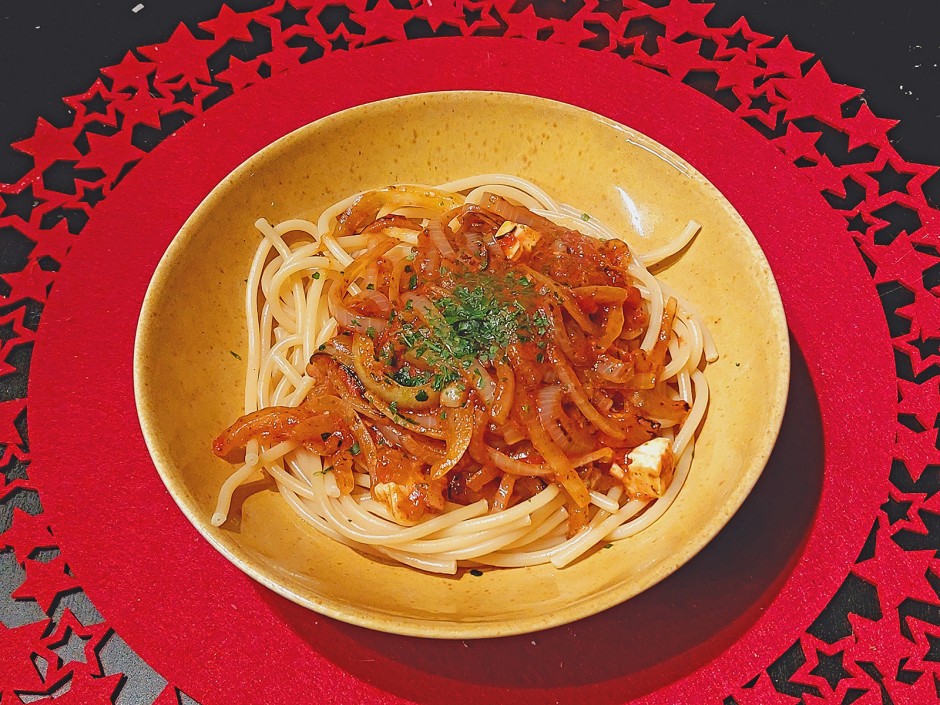 Bucatini mit Röstzwiebelsoße