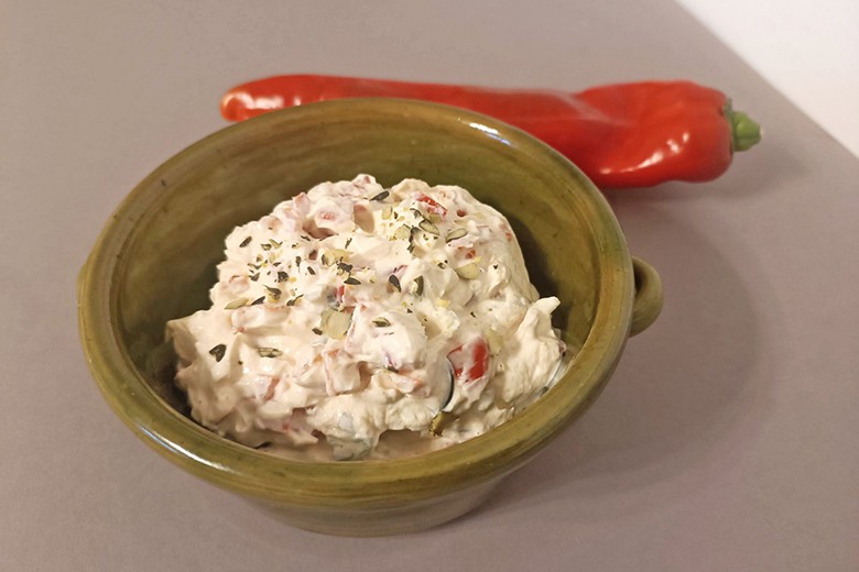 Topfenaufstrich mit Kapia und Kürbiskernen