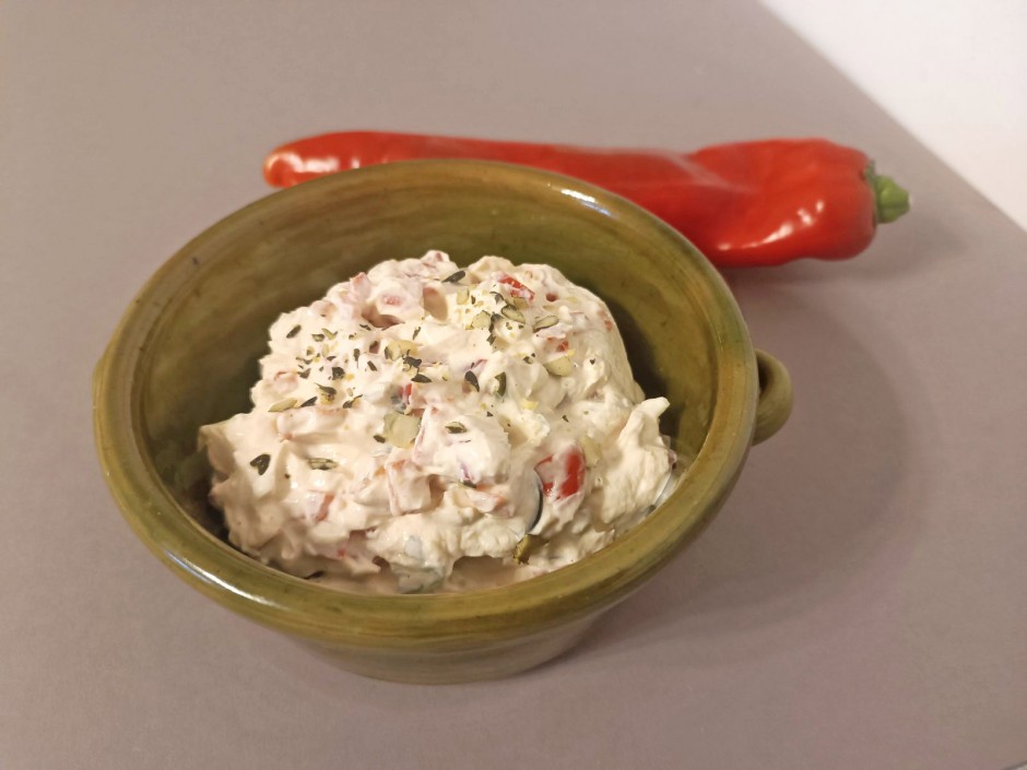 Topfenaufstrich mit Kapia und Kürbiskernen