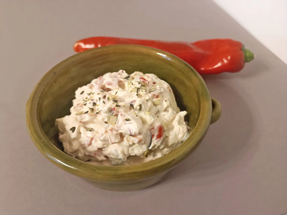 Topfenaufstrich mit Kapia und K&uuml;rbiskernen