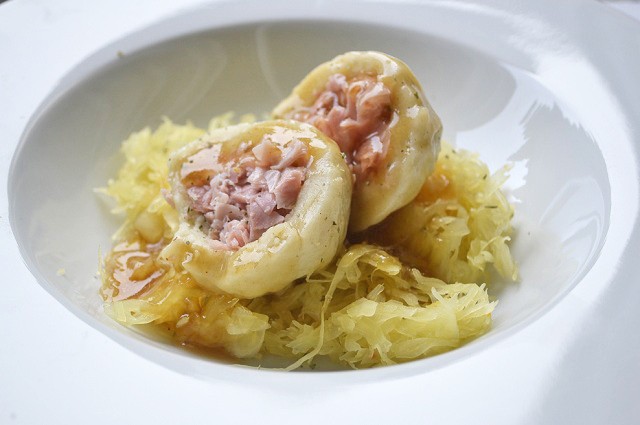 Schinkenknödel mit Sauerkraut