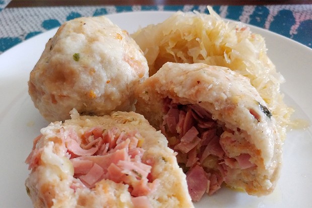 Schinkenknödel mit Sauerkraut