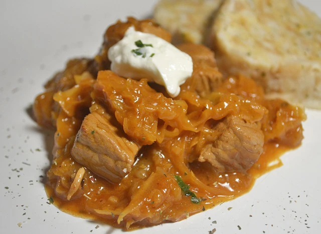 Szegediner Gulasch mit Serviettenkn&ouml;del
