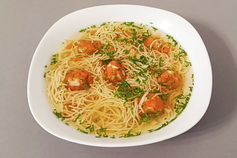 Suppe mit Fadennudeln und Karottenbällchen