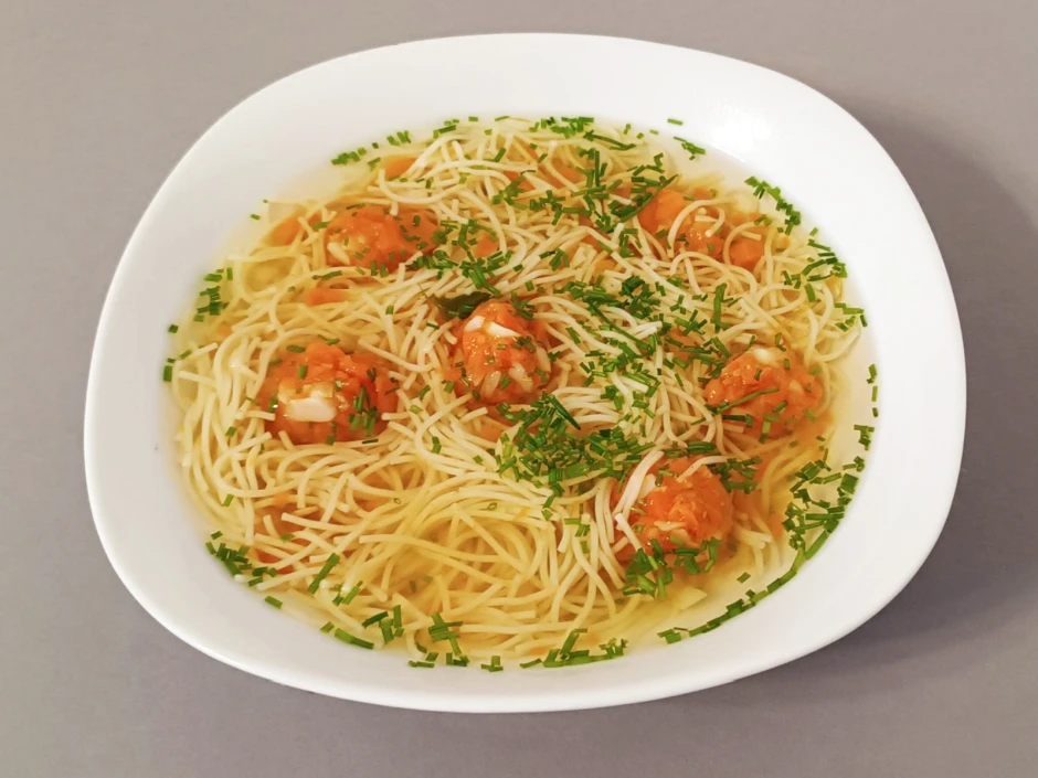 Suppe mit Fadennudeln und Karottenbällchen