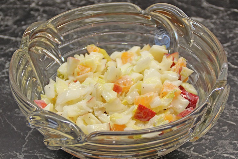 Chicoreesalat mit Apfel und Mandarine