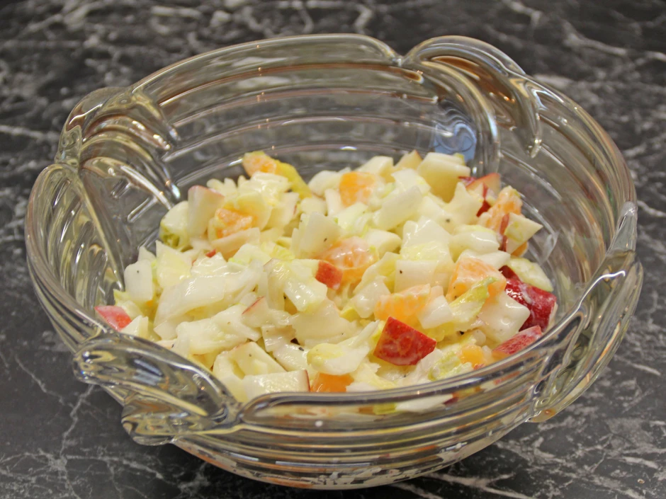 Chicoreesalat mit Apfel und Mandarine