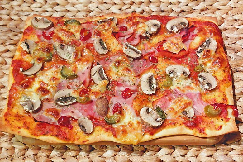 Pikante Schinken-Champignon-Pizza 