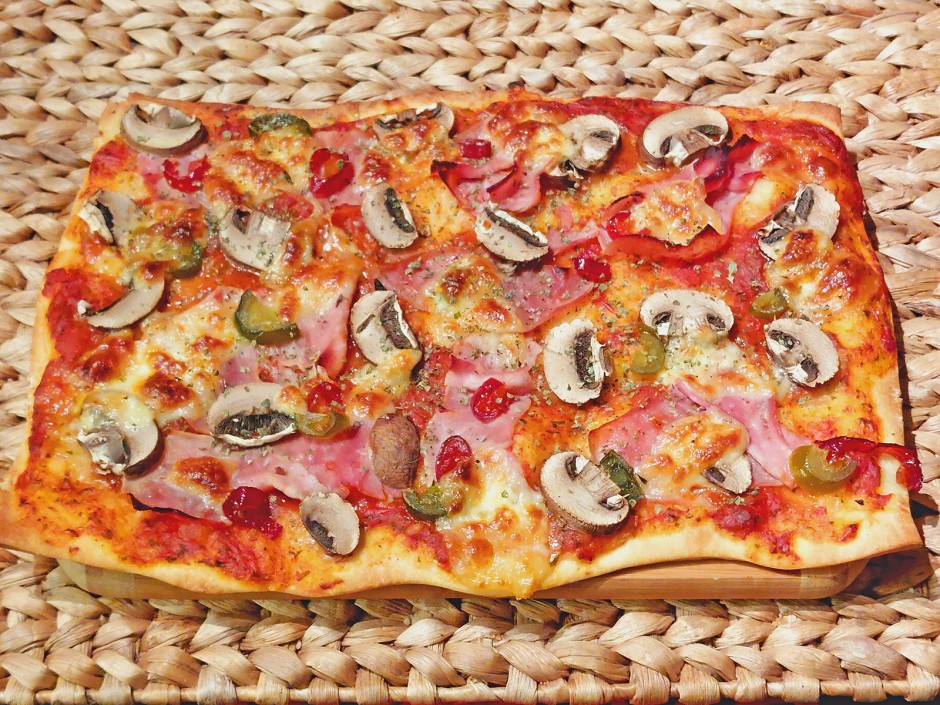 Pikante Schinken-Champignon-Pizza 