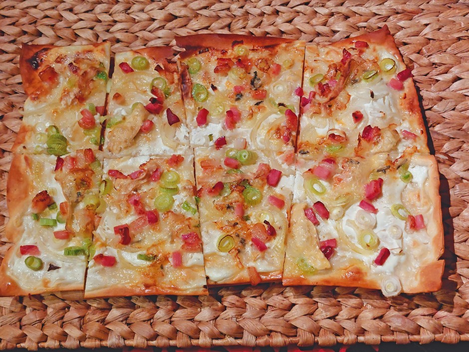 Flammkuchen mit Blauschimmelkäse