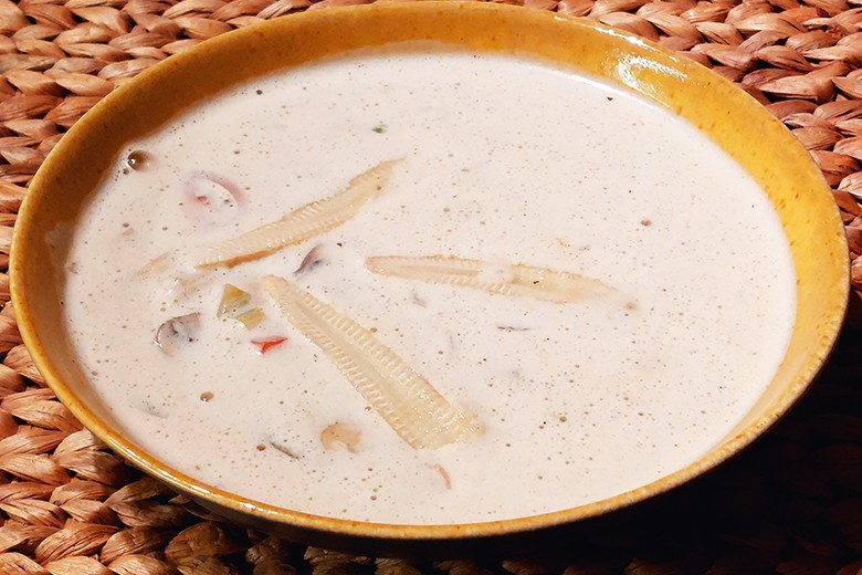 Thaisuppe mit Gemüse und Huhn