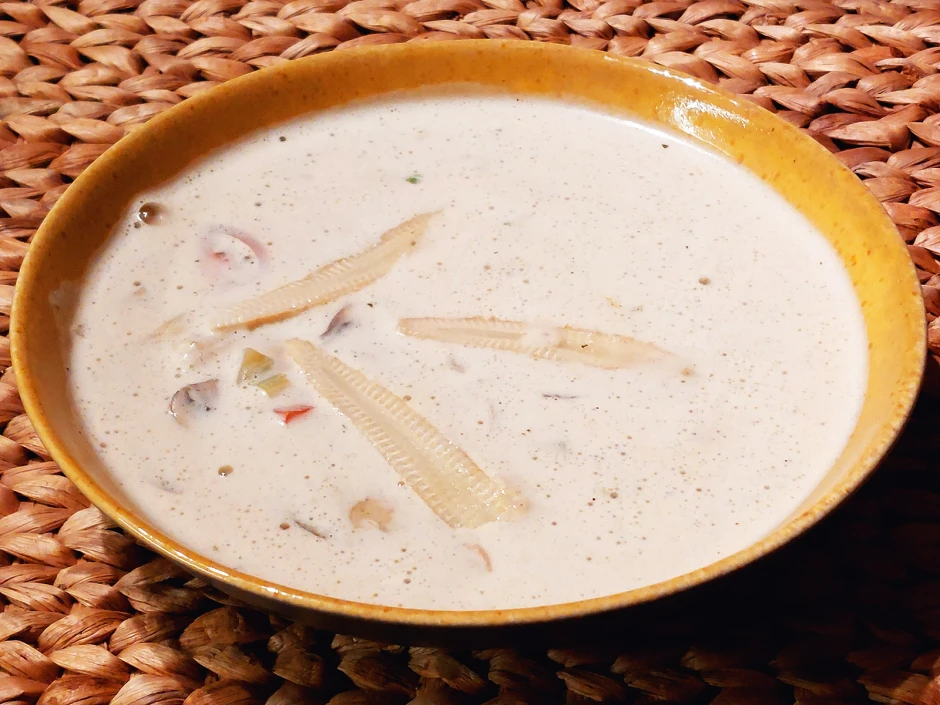 Thaisuppe mit Gemüse und Huhn