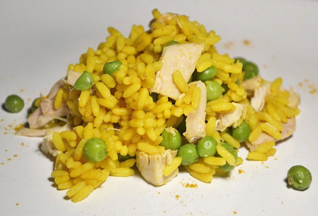 Curryreis mit Huhn und Erbsen