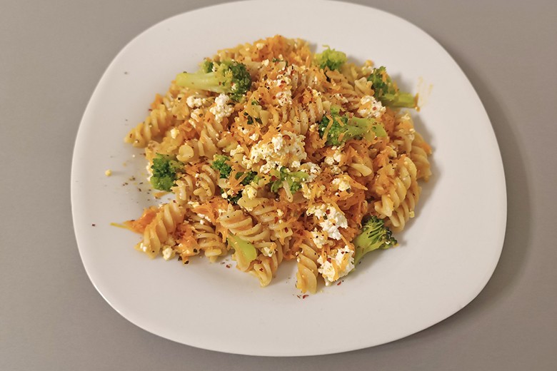 Dinkelnudeln mit Gemüse und Bröseltopfen