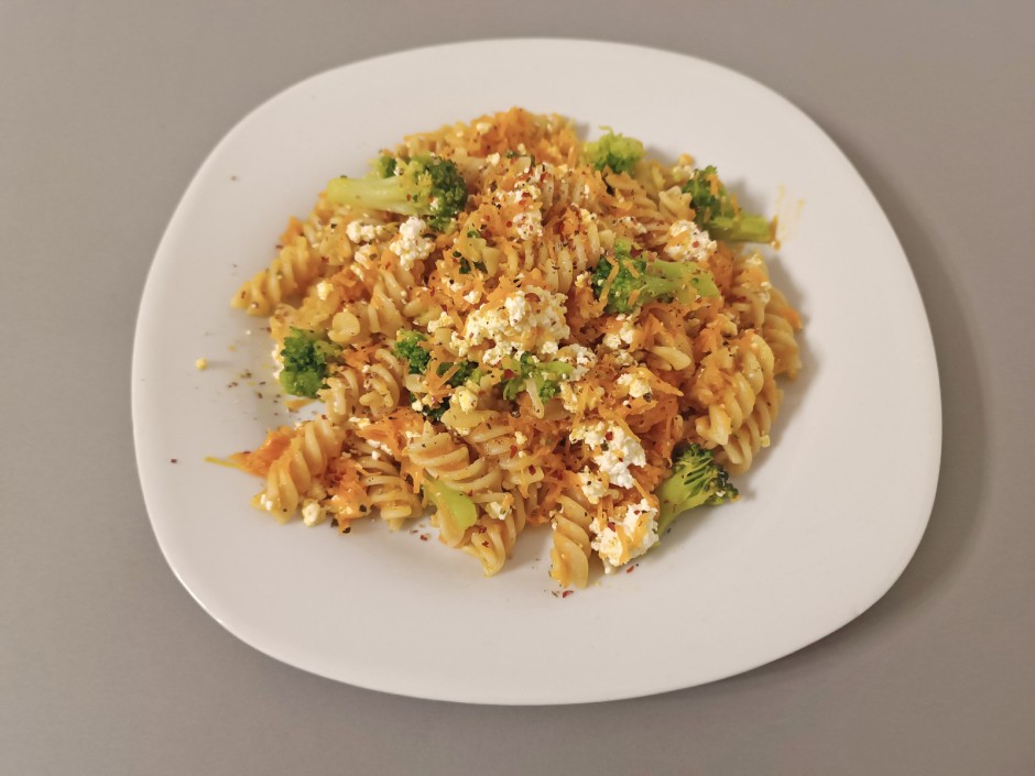Dinkelnudeln mit Gemüse und Bröseltopfen