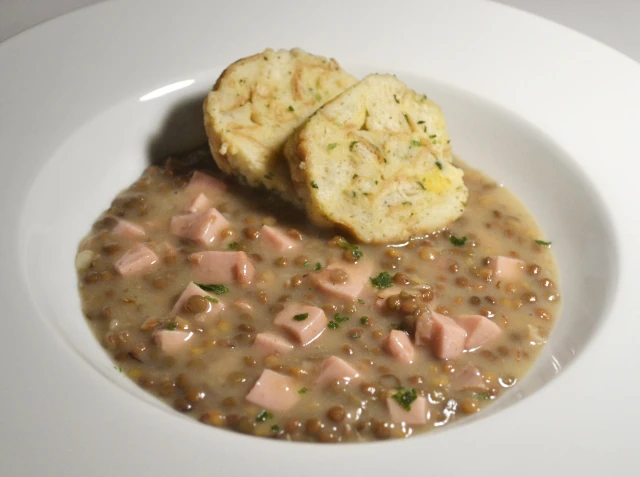 Linseneintopf mit Fleischwurst und Serviettenknödel