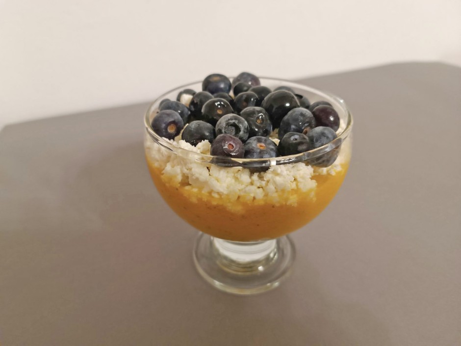Vitamin-Becher mit Schwarzbeeren