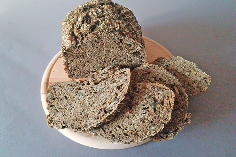 Kürbiskernbrot mit Hanfmehl aus dem Brotbackautomaten