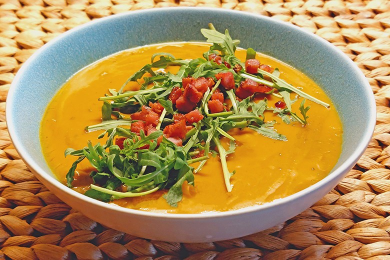 Karottensuppe mit Rucola und Speck