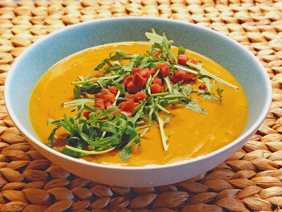 Karottensuppe mit Rucola und Speck