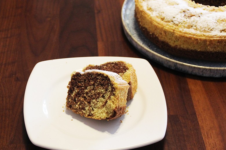Marmorkuchen mit Apfelmus