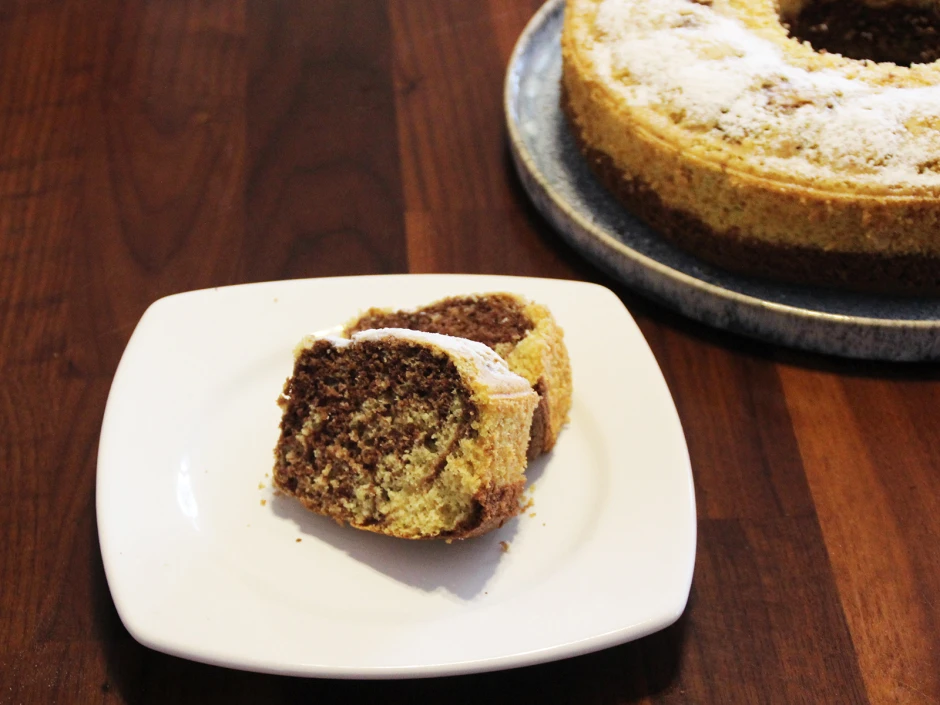 Marmorkuchen mit Apfelmus