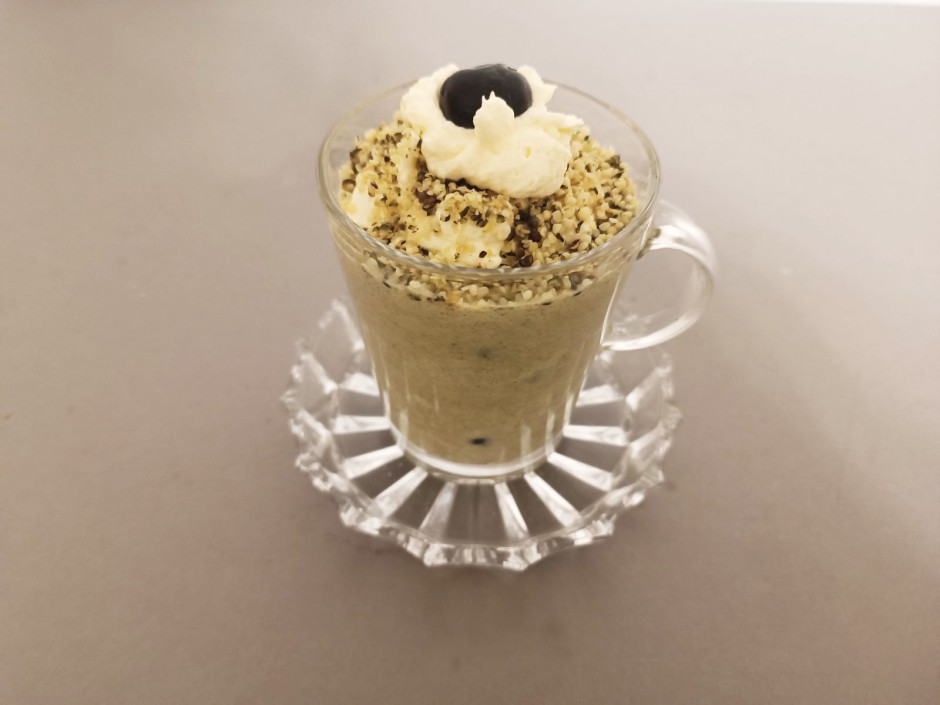 Schwarzbeer-Joghurt-Hanfcreme