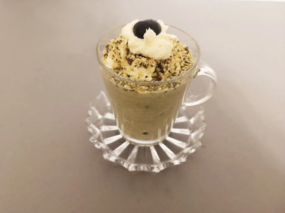 Schwarzbeer-Joghurt-Hanfcreme