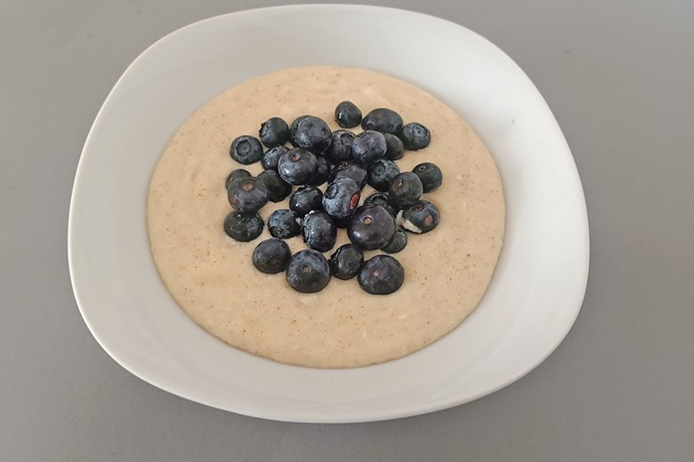 Dinkelgrießbrei mit Schwarzbeeren