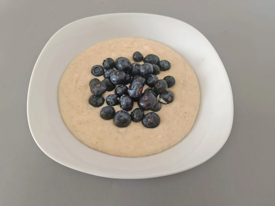 Dinkelgrie&szlig;brei mit Schwarzbeeren