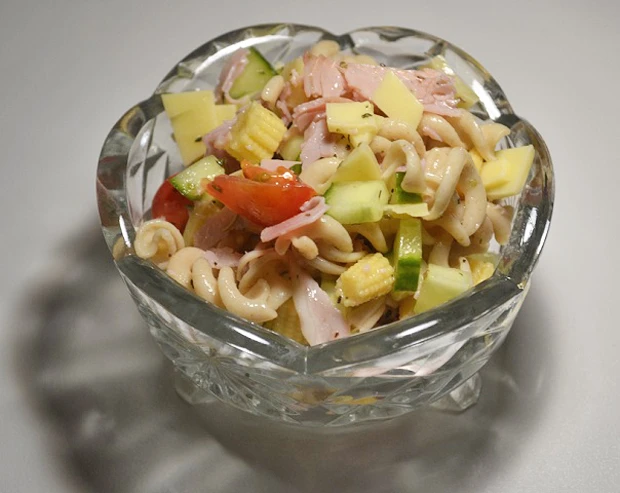 Bunter Schinken-K&auml;se Nudelsalat mit w&uuml;rziger Marinade