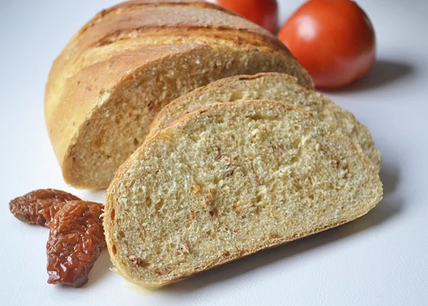 Brandteigbrot mit Tomaten