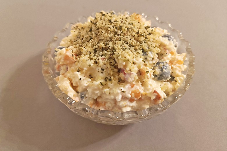 Obstsalat mit Hanfsamen