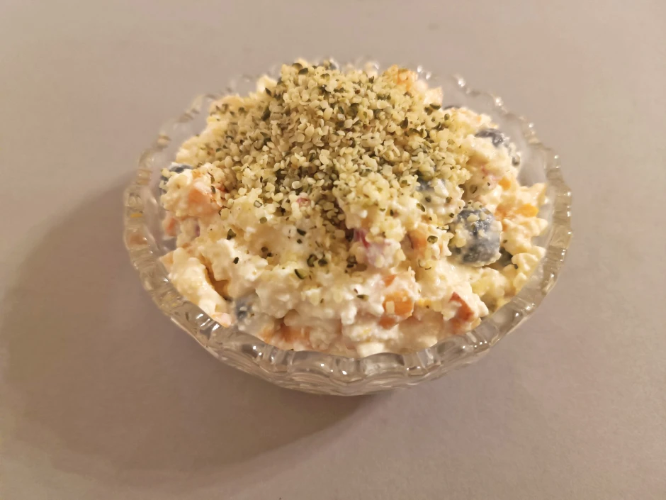 Obstsalat mit Hanfsamen