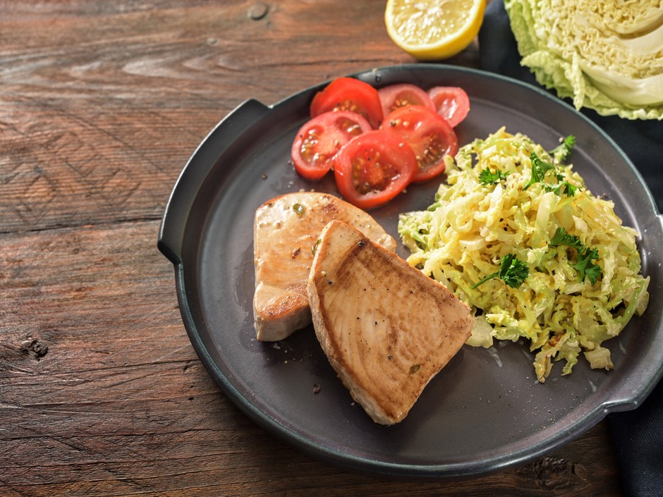 Gebratenes Thunfischsteak mit Chinakohlsalat