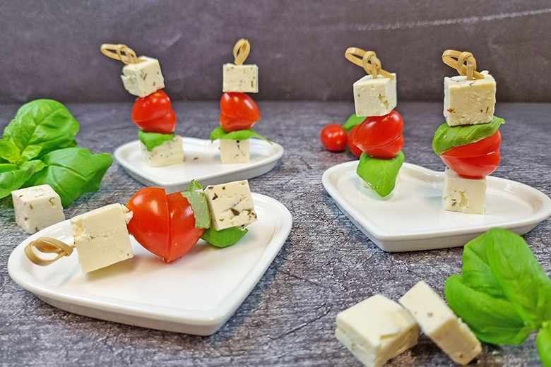 Valentinstags Tomaten-Feta-Spieße