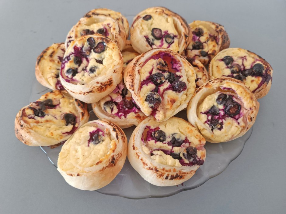 Topfen-Schwarzbeer-Schnecken