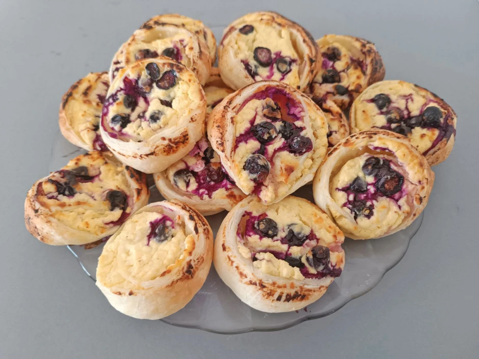 Topfen-Schwarzbeer-Schnecken