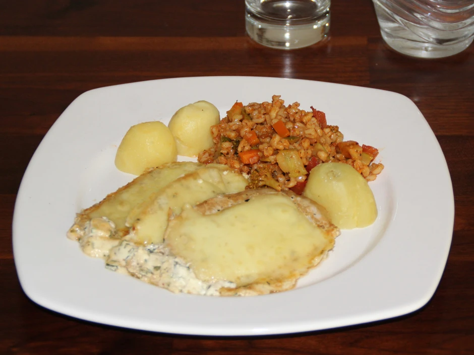 Naturschnitzel &uuml;berbacken mit K&auml;se