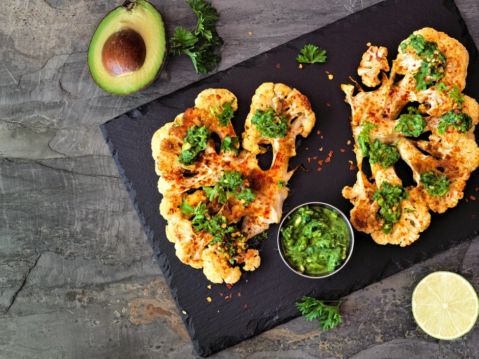 Karfiolsteak mit Avocado-Koriander-Dip
