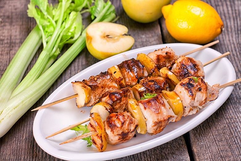Schweinelendchentalerspieß mit Äpfeln