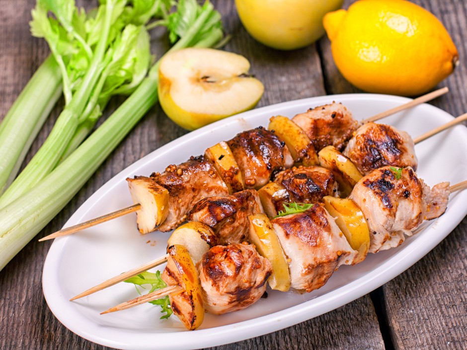 Schweinelendchentalerspieß mit Äpfeln