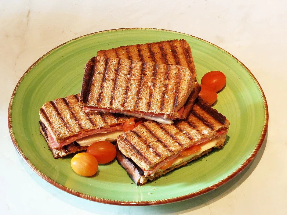 Salami-Tomaten-Sandwich
